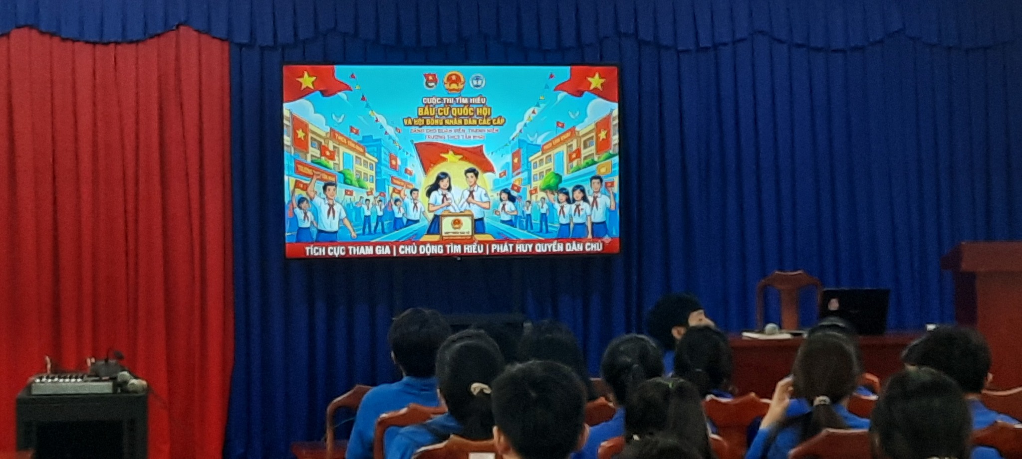 Đoàn thanh niên tổ chức tuyên truyền tìm hiểu về bầu cử Quốc hội và Hội đồng nhân dân