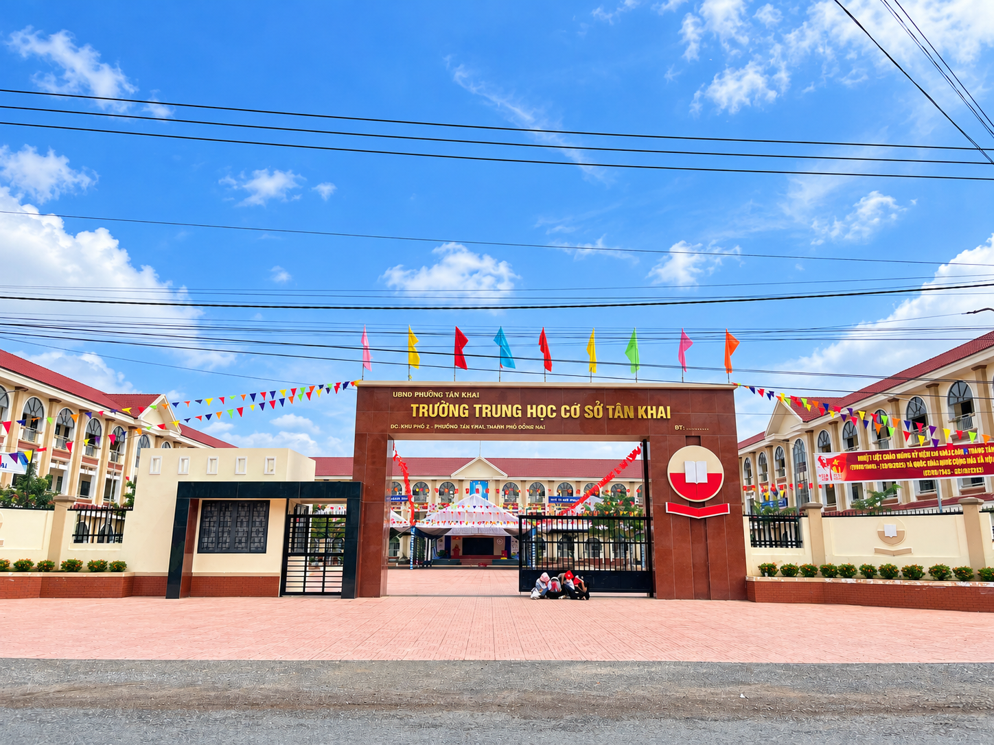 Cổng Trường THCS Tân Khai